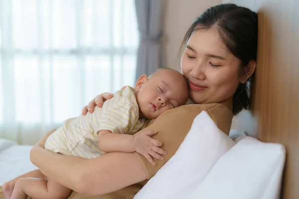 Asian Mother Hugged Her Young Son She Could Have Good — Stock Photo, Image