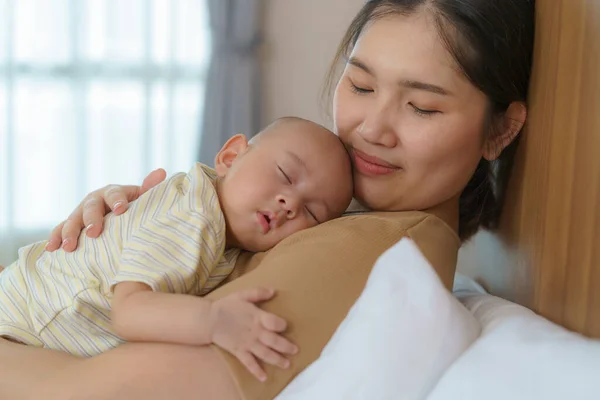 Madre Asiática Abrazó Hijo Pequeño Para Que Pudiera Tener Buen — Foto de Stock