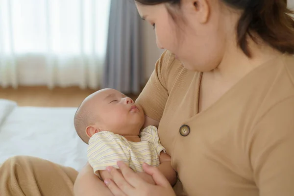 Madre Asiática Abrazó Hijo Pequeño Para Que Ella Pudiera Tener — Foto de Stock