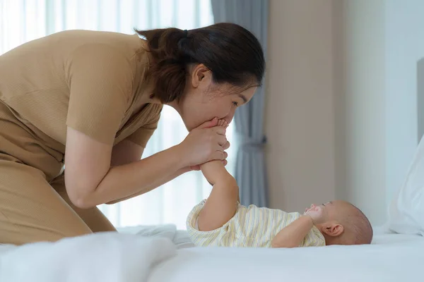 Madre Asiática Jugando Con Bebé Recién Nacido Dormitorio Casa Promover — Foto de Stock