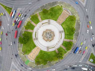 Zafer Anıtı 'nın insansız hava aracından havadan çekilmiş. Bangkok 'un merkezi ve Tayland' daki insanların hareketi.