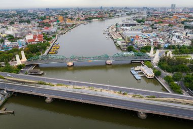 Phra Pok Klao Köprüsü ve Phra Phuttha Yot Fa Köprüsü 'nün insansız hava aracı görüntüleri. Sabah Chao Phraya Nehri 'ni geçerken Bangkok, Thailan' daki tapınak ve sarayın arka planında