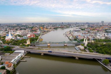 Phra Pok Klao Köprüsü ve Phra Phuttha Yot Fa Köprüsü 'nün insansız hava aracı görüntüleri. Sabah Chao Phraya Nehri 'ni geçerken Bangkok, Thailan' daki tapınak ve sarayın arka planında