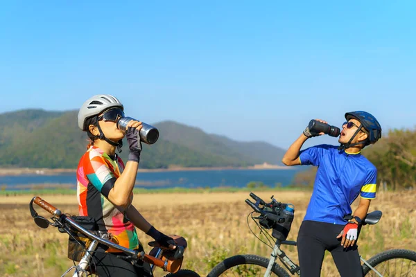Cansado Casal Ciclista Asiático Fazendo Uma Pausa Para Beber Água — Fotografia de Stock