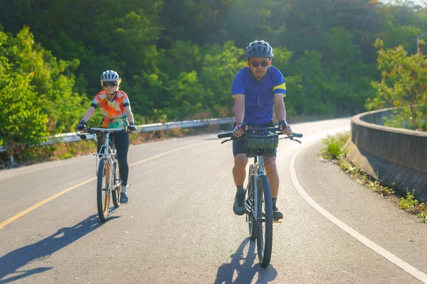Asian Cyclist Couple Riding Together Exercise Lake Morning Beautiful Mountain — Photo
