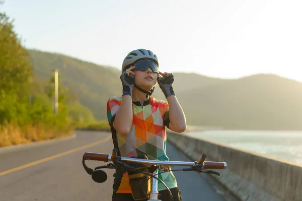 Asian Cyclist Woman Wearing Sunglasses Getting Ready Morning Bike Ride — ストック写真