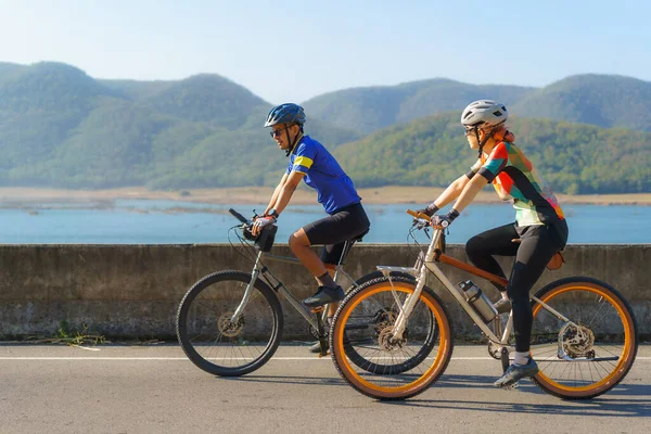 Asian Cyclist Couple Riding Together Exercise Lake Morning Beautiful Mountain — Stock Photo, Image