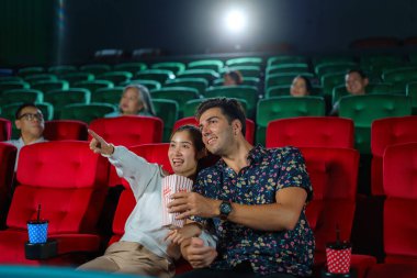 Çiftler elinde patlamış mısır tutarken sinemada rahat ve eğlenceli bir film gecesi deneyimi yaratırken sinemadan zevk alırlar..