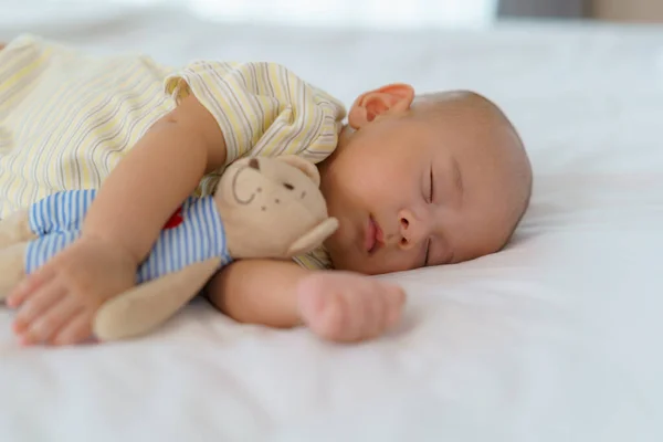 Portret Van Een Pasgeboren Jongen Die Slaapt Zijn Teddybeer Knuffelt — Stockfoto