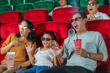 Baba, anne, kız ve büyükanneden oluşan mutlu Asyalı aile, sinemada geçen haftasonu anlarını, birlikte film izlerken neşe ve beraberliği paylaşırlar..