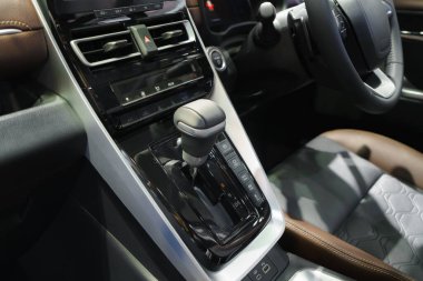 Sezgisel kontrol düğmeleri olan modern araba vites kolu. Ergonomik tasarımın bir senfonisi..