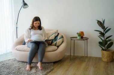 Yürek ısıtan bir bağlantıda, Asyalı hamile bir anne doğmamış çocuğuna hikayeler okur, her nazik sözcükte rüyalar ve aşk dokuur..