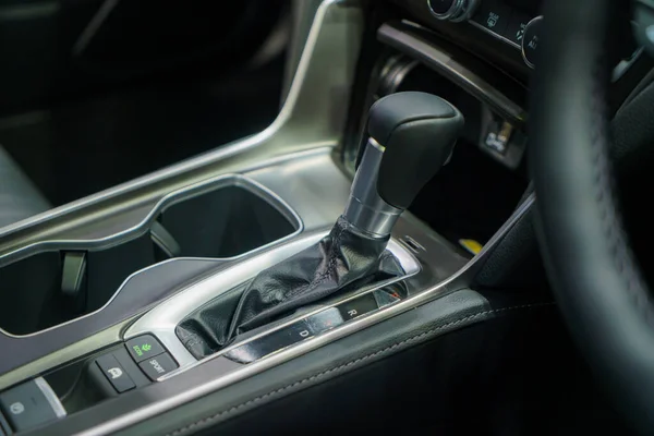 直感的な制御ボタンが付いている現代車ギヤ レバー 人間工学に基づいたデザインのシンフォニー — ストック写真