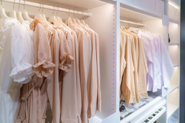 Pürüzsüz beyaz bir gardıropta asılı şık kıyafetler incelik ve organizasyon yayar. Kusursuz bir gardıroba göz atmamızı sağlar.