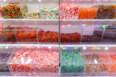 Şeker jöleli şekerin renkli bir karışımı lezzetli bir başyapıttır, lezzet spektrumu sunar ve duyular için görsel bir ziyafet sunar