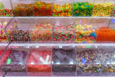 Şeker jöleli şekerin renkli bir karışımı lezzetli bir başyapıttır, lezzet spektrumu sunar ve duyular için görsel bir ziyafet sunar