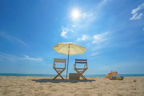 Liegestuhl Und Sonnenschirm Perfekt Einem Ruhigen Strand Platziert Lädt Zum lizenzfreie Stockbilder