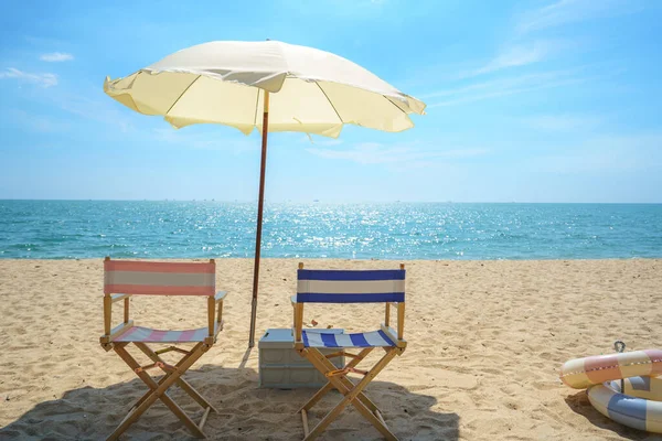 穏やかなビーチに完璧に配置された椅子と傘は リラックスを招待し 海辺の静けさの本質と平和な脱出の約束をキャプチャします ロイヤリティフリーのストック写真