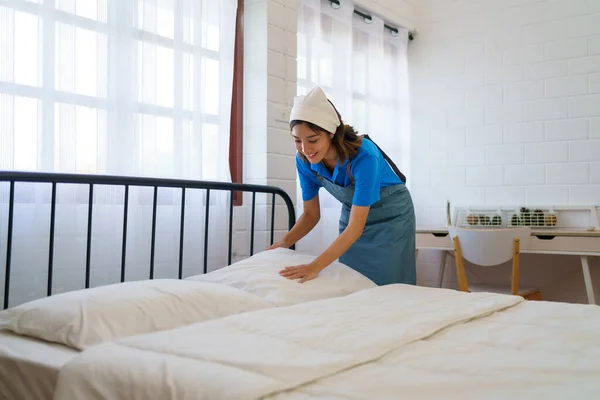 Hizmetçi Yatak Odasının Profesyonelliğini Temizlik Ekibinin Kendini Işine Adamasını Ustalıkla Telifsiz Stok Fotoğraflar
