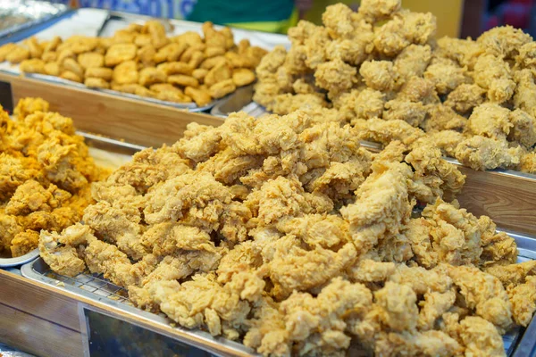 Kızarmış Tavuk Parçalarıyla Dolu Tepsiler Kalabalık Bir Yiyecek Pazarında Müşterilere Stok Fotoğraf