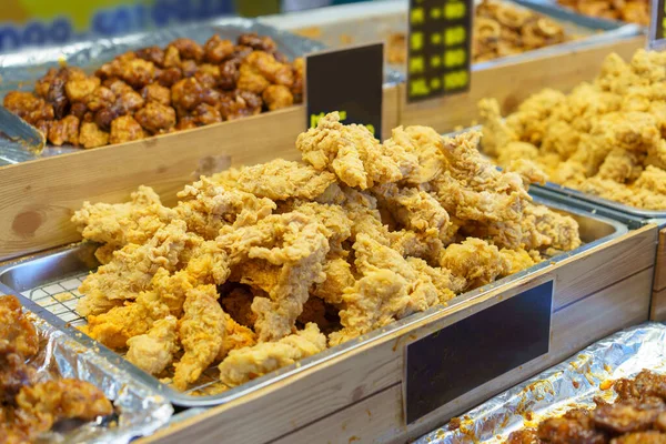 Kızarmış Tavuk Parçalarıyla Dolu Tepsiler Kalabalık Bir Yiyecek Pazarında Müşterilere - Stok İmaj
