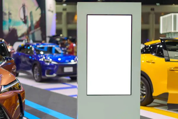 数字标志模型的特点是一个空白屏幕在一个光滑的汽车展示室 这种多才多艺的展示预示着充满活力的广告机会 免版税图库照片