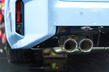 Spor arabanın egzoz borusunun dinamik enerjisi. Bu yakın çekim aracın yoğun gücünü ve performansını yakalar. Pürüzsüz tasarımını ve heyecan verici emisyonlarını vurgular.