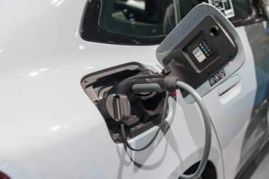 İstasyonumuzda elektrikli araçlar şarj olurken çevre dostu devrim birinci elden gerçekleşiyor. Sürdürülebilirliğe olan bağlılığımızla, şarj edilen altyapımız yeşil hareketliliği destekler.