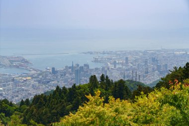 Kobe, Japonya 'nın çarpıcı manzarası, yüksek bir bakış açısından, muhtemelen Rokko Dağı gibi çevresindeki dağların birinden.