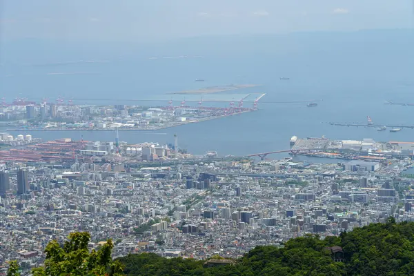 Kobe, Japonya 'nın çarpıcı manzarası, yüksek bir bakış açısından, muhtemelen Rokko Dağı gibi çevresindeki dağların birinden.