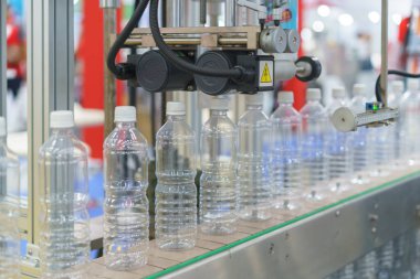 Yüksek hassasiyetli otomatikleştirilmiş şişeleme sistemi düzgün bir işlemle şişeleri verimli bir şekilde doldurup kapamak için çalışıyor