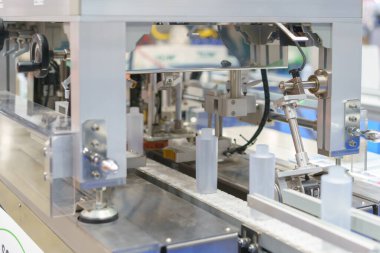 Yüksek hassasiyetli otomatikleştirilmiş şişeleme sistemi düzgün bir işlemle şişeleri verimli bir şekilde doldurup kapamak için çalışıyor