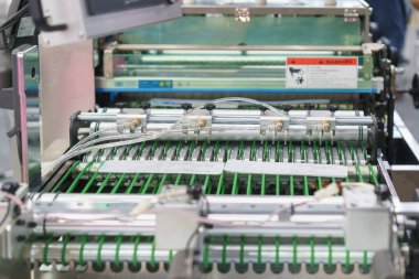 Modern ambalaj makinesi endüstriyel ortamlarda kullanılır, muhtemelen tıbbi malzemeler ve gıda ürünleri paketlemek için.