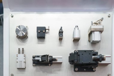 Otomatik imalat ve montaj hatlarının temel bileşenleri olan çeşitli pnömatik öğütücüler. Pnömatik kesiciler işlemek için sıkıştırılmış hava kullanır ve güvenilirlikleri ve hassasiyetleri için yaygın olarak kullanılır.