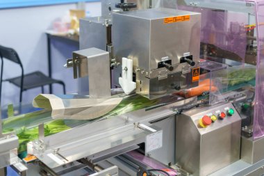 Taze ürünleri verimli ve hijyenik bir şekilde idare etmek için özel olarak tasarlanmış otomatikleştirilmiş sebze paketleme makinesi..