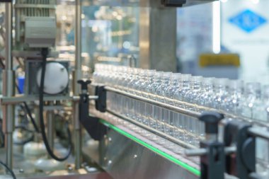 Yüksek hassasiyetli otomatikleştirilmiş şişeleme sistemi düzgün bir işlemle şişeleri verimli bir şekilde doldurup kapamak için çalışıyor