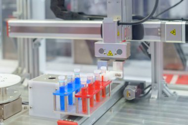  Laboratuvar ortamında test tüplerini idare etmek için tasarlanmış otomatik sistem, robotiklerin bilimsel ve tıbbi araştırmalara entegrasyonunu gösteriyor.