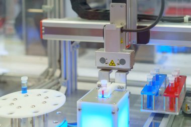  Laboratuvar ortamında test tüplerini idare etmek için tasarlanmış otomatik sistem, robotiklerin bilimsel ve tıbbi araştırmalara entegrasyonunu gösteriyor.