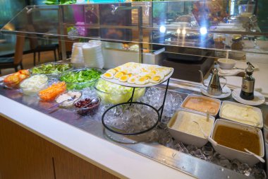 Restoranlarda açık büfede çeşitli sebzeler servis ediliyor.