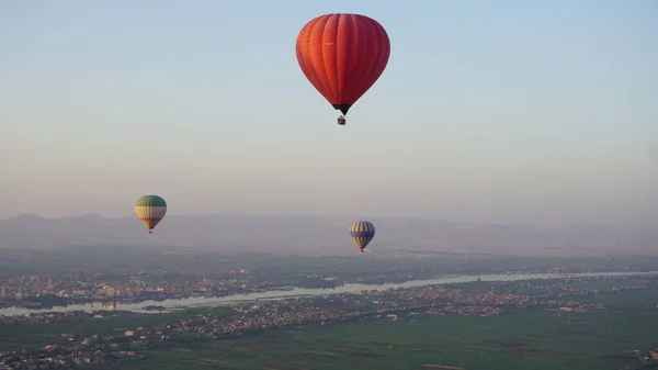 埃及卢克索背景下与尼罗河同行的气球 — 图库照片