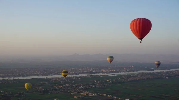 エジプトのルクソールを背景にナイル川を飛行する気球 — ストック写真