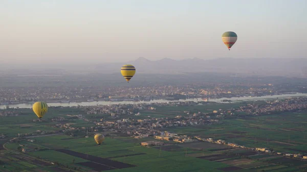 埃及卢克索背景下与尼罗河同行的气球 — 图库照片