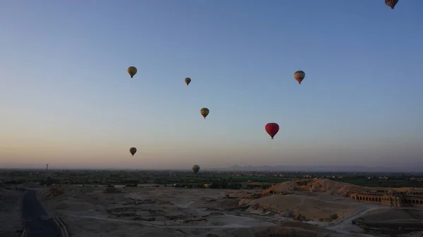 在埃及卢克索上空飞行的气球 — 图库照片