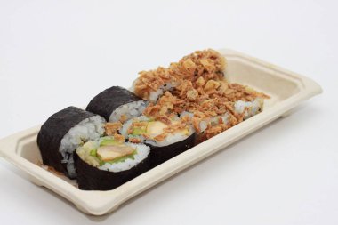 Beyaz arkaplanda suşi tepsisi