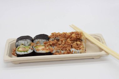 Beyaz arkaplanda suşi tepsisi