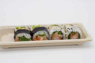 Beyaz arkaplanda suşi tepsisi