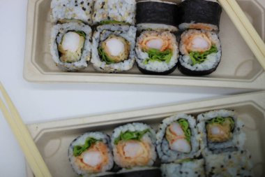 Beyaz arkaplanda suşi tepsisi