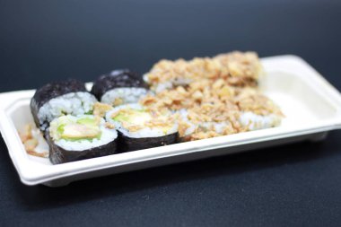 Siyah arkaplanda suşi tepsisi