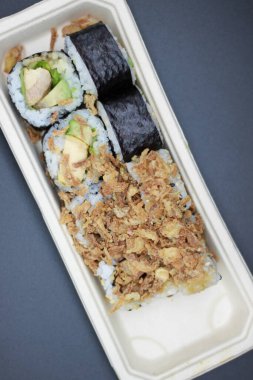 Siyah arkaplanda suşi tepsisi