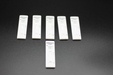 Siyah arkaplan üzerinde antijen testi